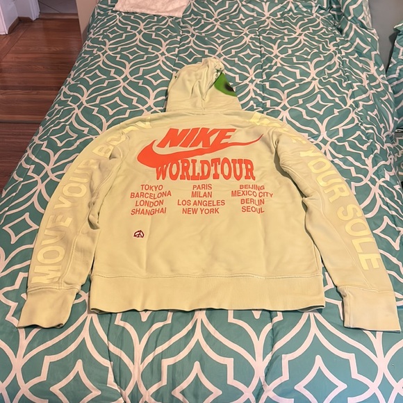 Neon greenish-yellow Nike World-Tour sweatshirt and sweatshorts XS - Picture 2 of 8